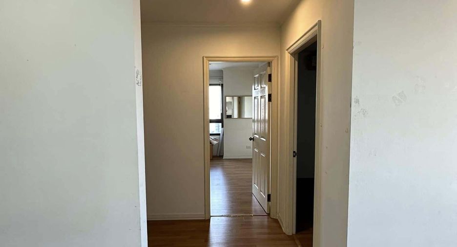 For rent 2 bedrooms condo in Thon Buri, Bangkok