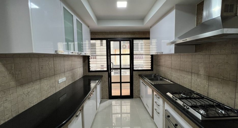 For rent 3 bedrooms apartment in Khlong Toei, Bangkok