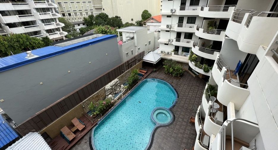 For rent 3 bedrooms apartment in Khlong Toei, Bangkok