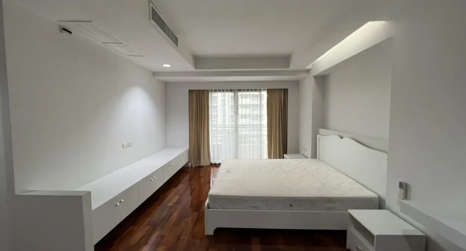 For rent 3 bedrooms apartment in Khlong Toei, Bangkok