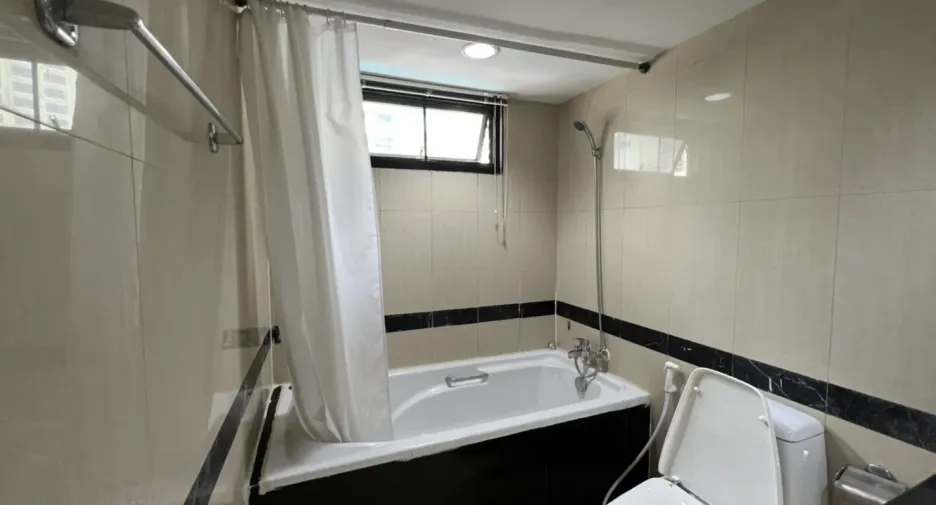 For rent 3 bedrooms apartment in Khlong Toei, Bangkok