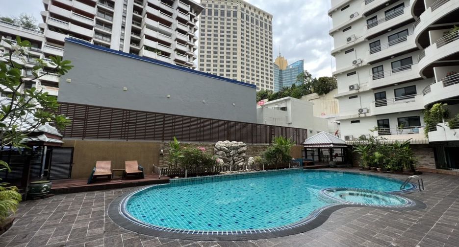 For rent 3 bedrooms apartment in Khlong Toei, Bangkok
