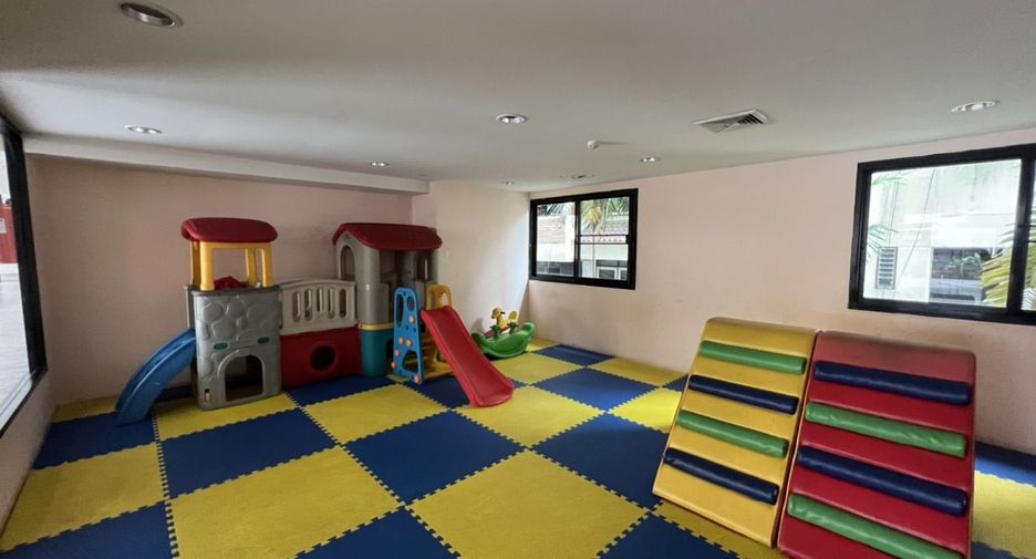 For rent 3 bedrooms apartment in Khlong Toei, Bangkok