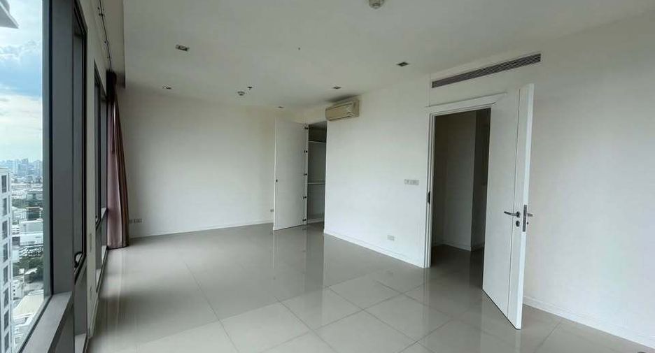 For rent 2 bedrooms condo in Yan Nawa, Bangkok