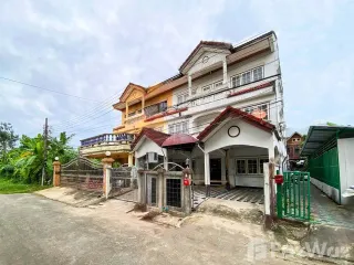 出租 7 卧室 联排别墅 在 Phra Khanong, 曼谷