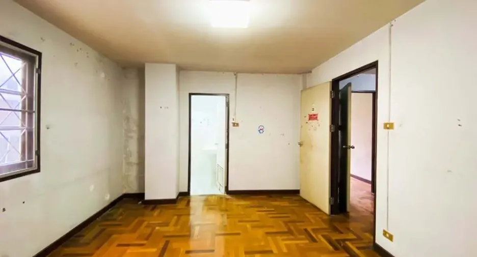 Casa adosada en alquiler de 7 habitaciones en Phra Khanong, Bangkok