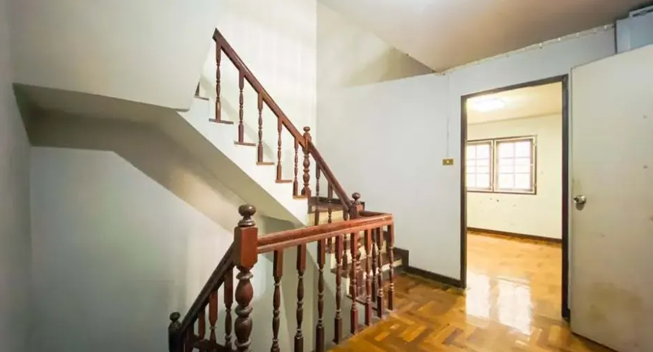 Casa adosada en alquiler de 7 habitaciones en Phra Khanong, Bangkok
