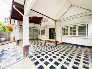 出租 7 卧室 联排别墅 在 Phra Khanong, 曼谷