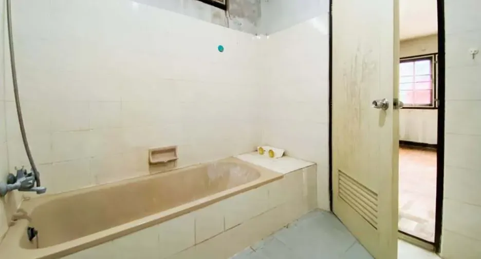 Casa adosada en alquiler de 7 habitaciones en Phra Khanong, Bangkok