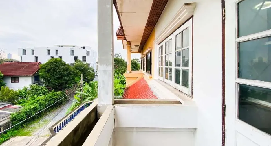 Casa adosada en alquiler de 7 habitaciones en Phra Khanong, Bangkok