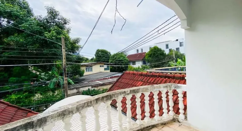 Casa adosada en alquiler de 7 habitaciones en Phra Khanong, Bangkok