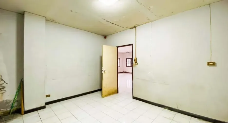 Casa adosada en alquiler de 7 habitaciones en Phra Khanong, Bangkok