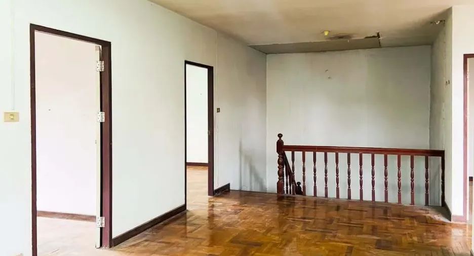 Casa adosada en alquiler de 7 habitaciones en Phra Khanong, Bangkok