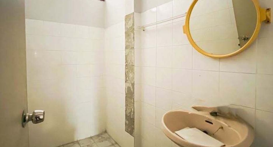 For rent 7 bedrooms townhouse in Phra Khanong, Bangkok