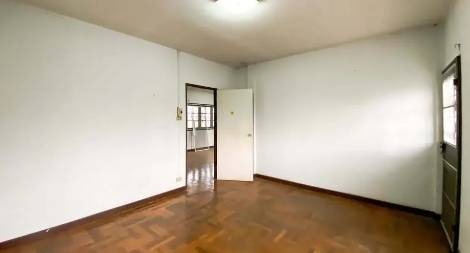 Casa adosada en alquiler de 7 habitaciones en Phra Khanong, Bangkok