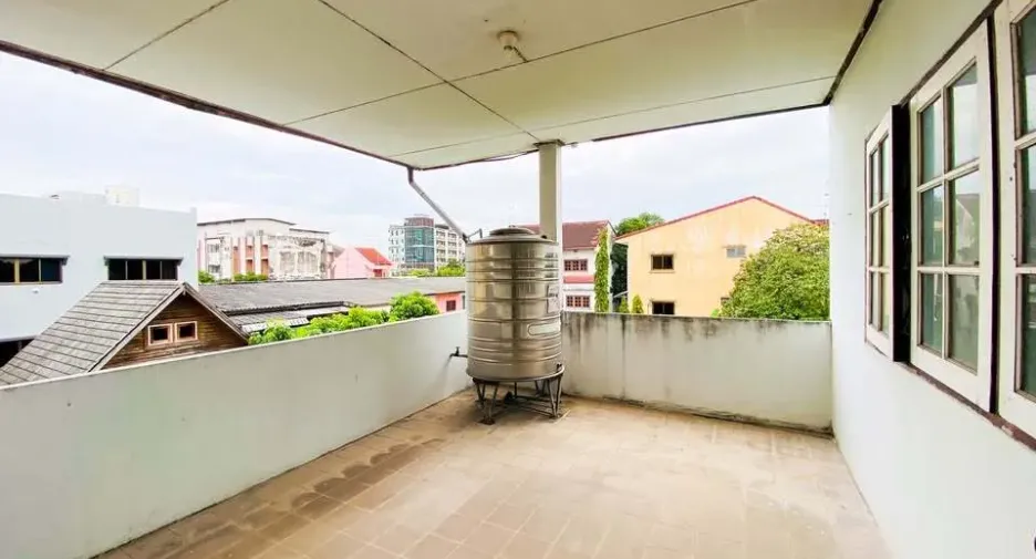 Casa adosada en alquiler de 7 habitaciones en Phra Khanong, Bangkok