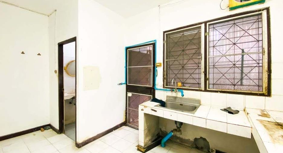 For rent 7 bedrooms townhouse in Phra Khanong, Bangkok