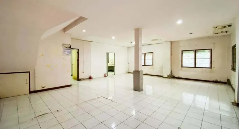 Casa adosada en alquiler de 7 habitaciones en Phra Khanong, Bangkok