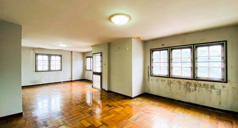 For rent 7 bedrooms townhouse in Phra Khanong, Bangkok