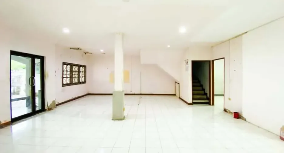 Casa adosada en alquiler de 7 habitaciones en Phra Khanong, Bangkok
