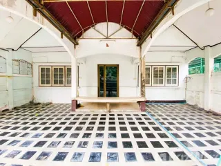 出租 7 卧室 联排别墅 在 Phra Khanong, 曼谷