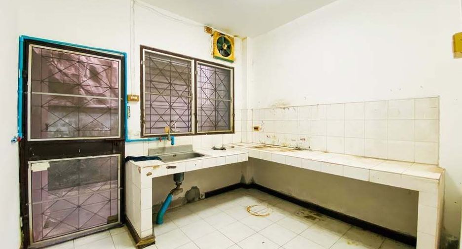For rent 7 bedrooms townhouse in Phra Khanong, Bangkok