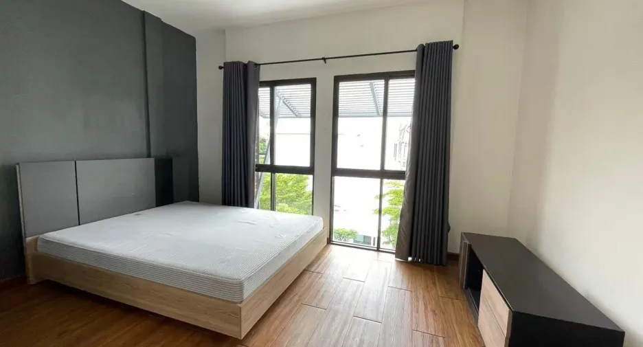 Casa adosada en alquiler de 3 habitaciones en Suan Luang, Bangkok