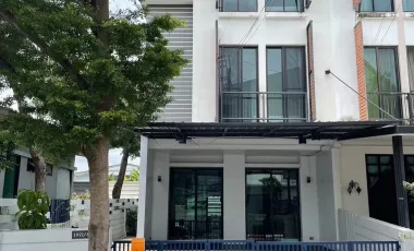 For rent 3 bedrooms townhouse in Suan Luang, Bangkok