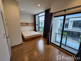Casa adosada en alquiler de 3 habitaciones en Sai Mai, Bangkok