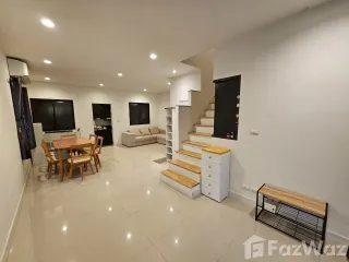 Casa adosada en alquiler de 3 habitaciones en Sai Mai, Bangkok