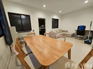 Casa adosada en alquiler de 3 habitaciones en Sai Mai, Bangkok