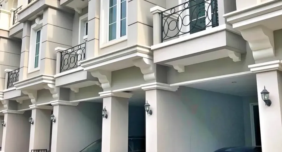 For rent 3 ベッドルーム townhouse in Khlong Toei, Bangkok