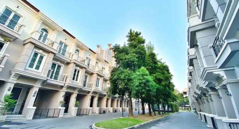 For rent 3 ベッドルーム townhouse in Khlong Toei, Bangkok