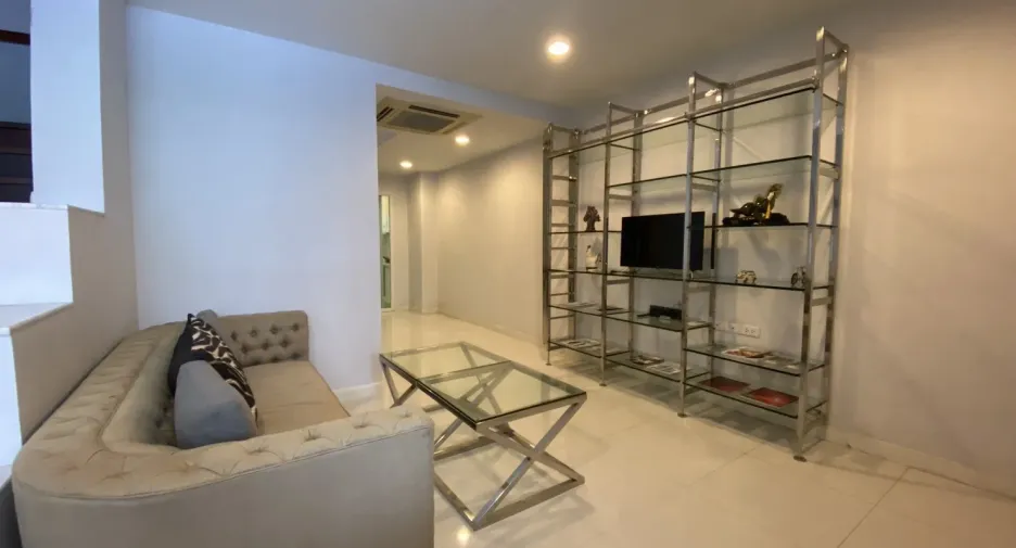 For rent 3 ベッドルーム townhouse in Khlong Toei, Bangkok