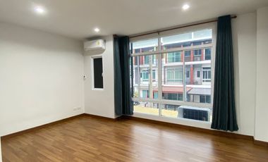 出租 4 卧室 联排别墅 在 Nong Khaem, 曼谷