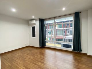 出租 4 卧室 联排别墅 在 Nong Khaem, 曼谷