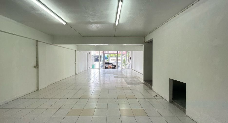 For rent 1 bed retail Space in Yan Nawa, Bangkok