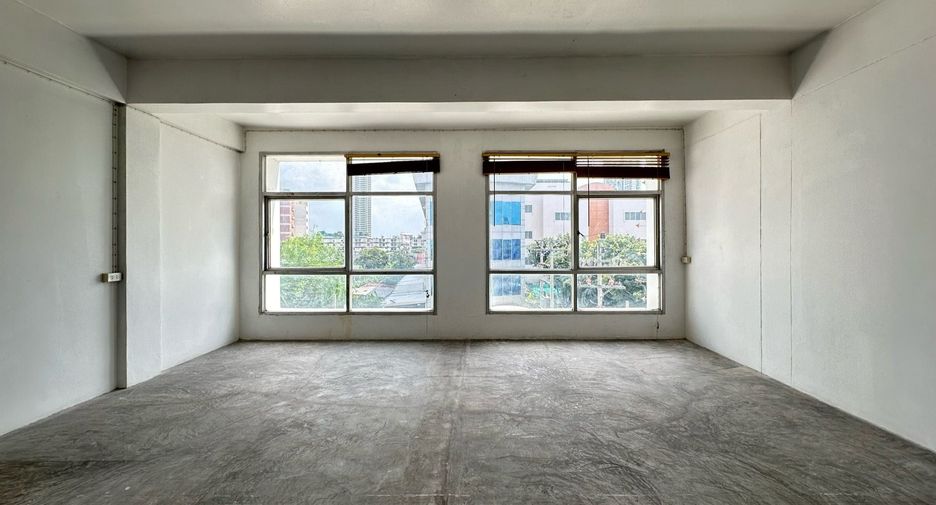 For rent 1 bed retail Space in Yan Nawa, Bangkok