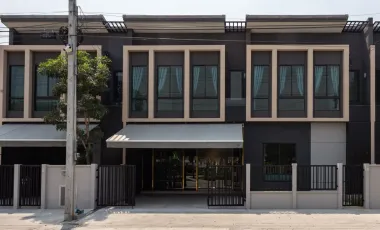 Casa adosada en alquiler de 3 habitaciones en Bang Phli, Samut Prakan