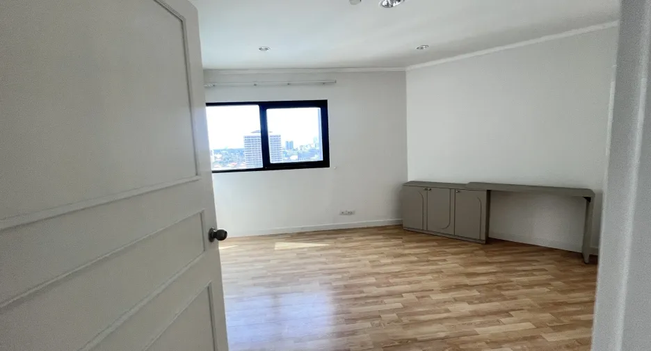 For rent 2 bedrooms condo in Sathon, Bangkok