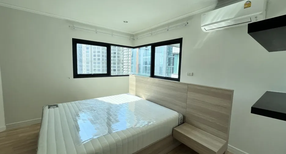 For rent 2 bedrooms condo in Sathon, Bangkok
