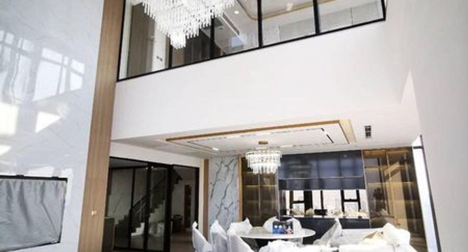 À louer 4 chambres condo à Huai Khwang, Bangkok