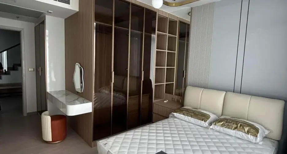 À louer 4 chambres condo à Huai Khwang, Bangkok