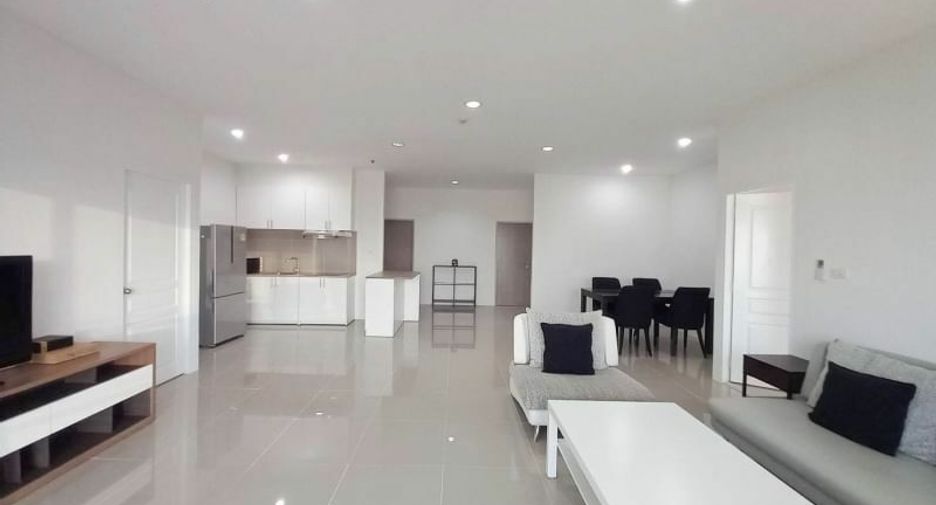 For rent 4 bedrooms condo in Khlong Toei, Bangkok
