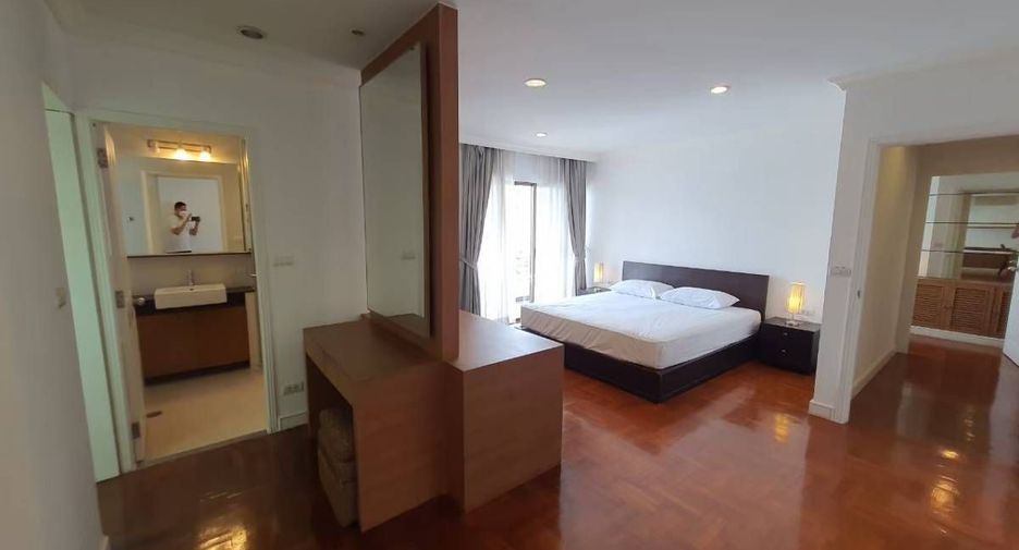For rent 3 bedrooms condo in Watthana, Bangkok