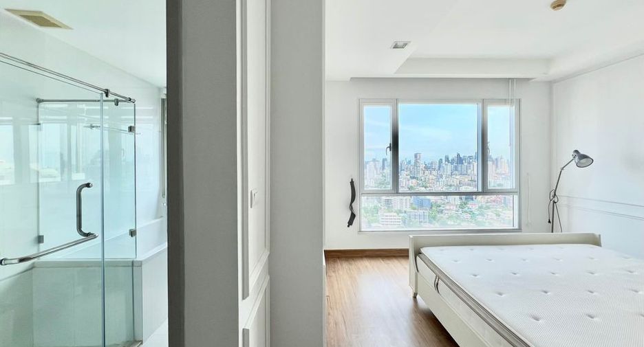 For rent 2 bedrooms condo in Watthana, Bangkok