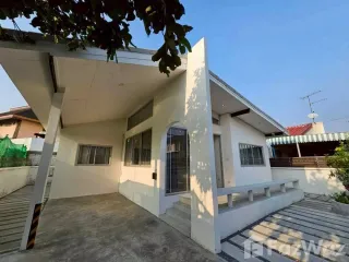 À louer 3 chambres maison à Lat Phrao, Bangkok