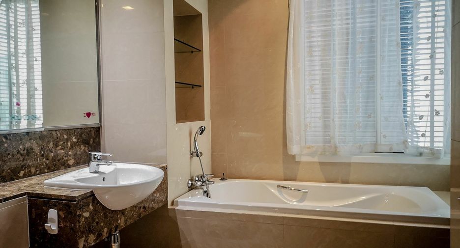 For rent 4 bedrooms condo in Khlong Toei, Bangkok