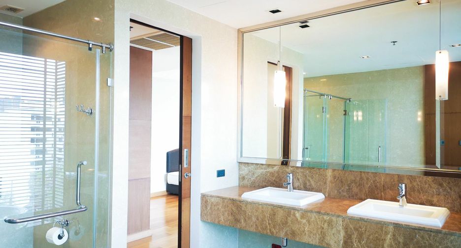 For rent 4 bedrooms condo in Khlong Toei, Bangkok