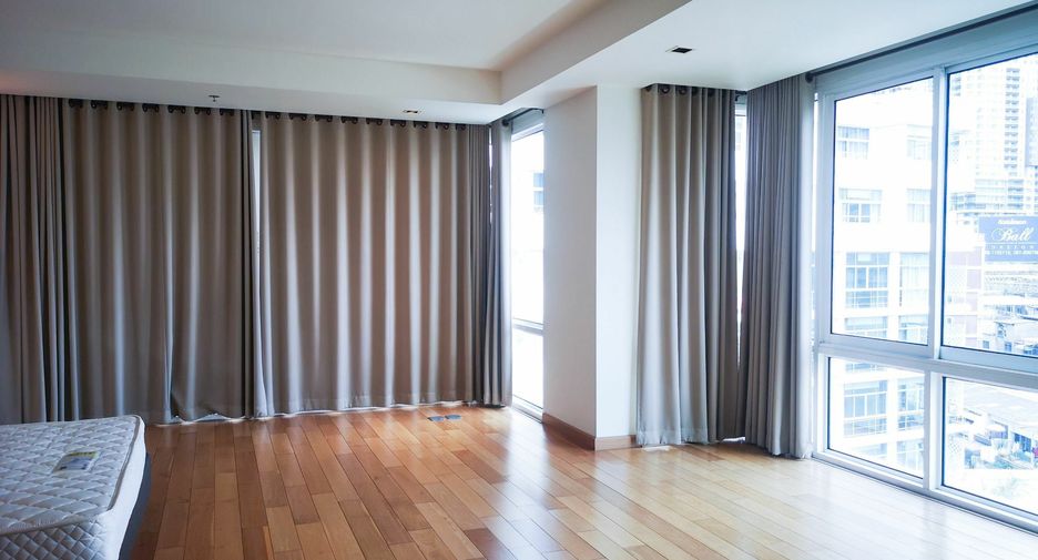 For rent 4 bedrooms condo in Khlong Toei, Bangkok